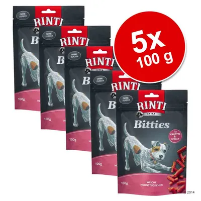 5 opakowań Rinti Extra Bitties, każde 100 g. Na opakowaniu: bez cukru, z marchewką i szpinakiem, miękkie kawałki kurczaka.