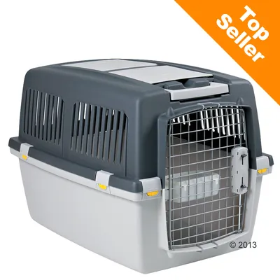 Transportadora para animais em plástico cinzento com porta metálica e grelhas de ventilação laterais. Canto superior direito com texto: Top Seller. Transportadora para animais em plástico cinzento com porta metálica e grelhas de ventilação laterais. Canto superior direito com texto: Top Seller.