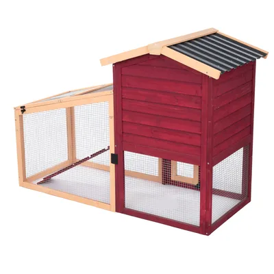 Clapier en bois rouge avec toit noir, partie abritée et enclos grillagé attenant, structure en métal et bois visible, porte à loquet sur l’enclos.
