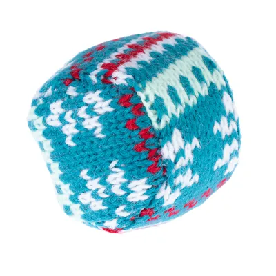 Spielball aus gestricktem Material in Blau, Weiss, Rot und Grün mit Zickzack-Muster.