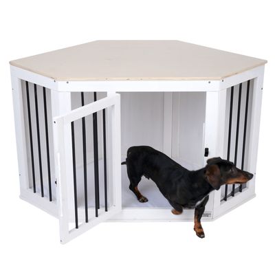 Niche hexagonale blanche en bois avec barreaux noirs, porte ouverte, chien noir à poil court sortant de la niche.