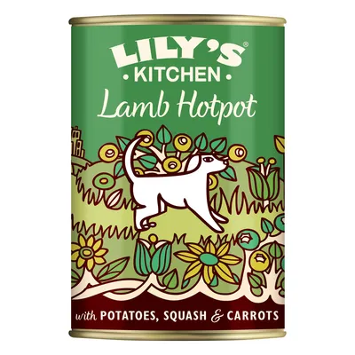 Boîte Lily's Kitchen Lamb Hotpot, avec pommes de terre, courge et carottes. Illustration d’un chien sur fond de fleurs. Texte en anglais visible sur l’emballage.