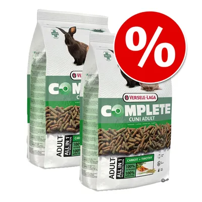 Två påsar Versele-Laga Complete Cuni Adult kaninfoder med synlig text: 'Carrot + Timothy', '100% extruded', stor röd procent-symbol för rabatt eller erbjudande.