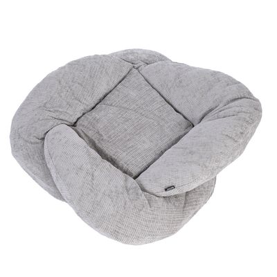 Coussin gris pour animal, forme ovale, tissu à texture côtelée, bords surélevés, étiquette visible sans marque lisible.