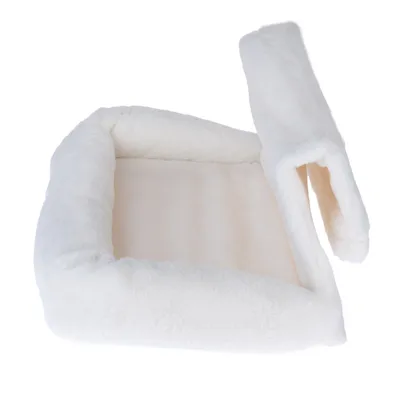 Cama para mascotas blanca, rectangular, con funda extraíble de suave material de felpa.