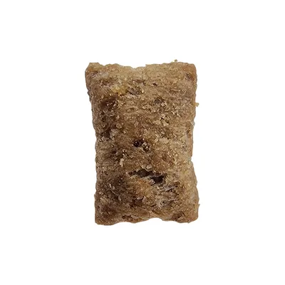 Close-up van een bruine, rechthoekige snack met korrelige textuur. Geen verdere informatie zichtbaar.