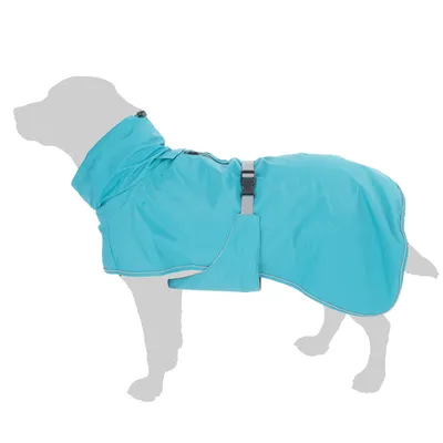 Manteau pour chien bleu clair avec fermeture à clip, présenté sur une silhouette de chien. Matière textile visible, sangle réglable sous le ventre.