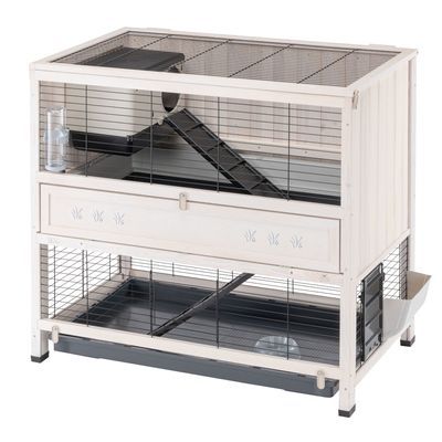 Twee verdiepingen houten knaagdierenkooi met metalen tralies, zwarte kunststof ladders, drinkfles en uitschuifbare lade onderin. Geschikt voor binnengebruik.