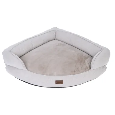 Panier d’angle pour animal, tissu beige et coussin central doux, étiquette visible avec texte « Modern Living » sur le devant.