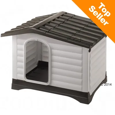 Cuccia per cani in plastica con tetto a spiovente, apertura frontale. Angolo arancione in alto a destra con testo: Top Seller.
