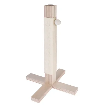 Krabpaal van licht hout met sisal omwikkeld, rechthoekige basis en hangend balspeeltje.
