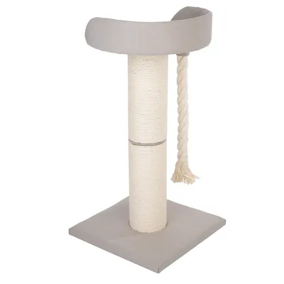 Arbre à chat beige avec base carrée, poteau recouvert de sisal, corde épaisse suspendue et panier rond en tissu sur le dessus. Aucun logo ou texte visible.