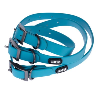 Trzy turkusowe obroże dla psów z czarnymi klamrami i logo FDD, regulowane za pomocą dziurek.