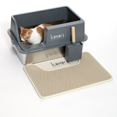 kooa kattenbak met grijze rand, geïntegreerde schep en beige mat. Kat ligt binnenin de bak.