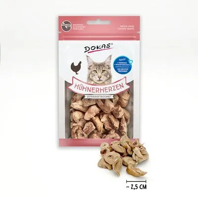 Zak Dokas Hühnerherzen gevriesdroogd, afbeelding van kat op verpakking, zichtbare stukjes kippenhart, tekst: 'HÜHNERHERZEN', maatindicatie ~2,5 cm.