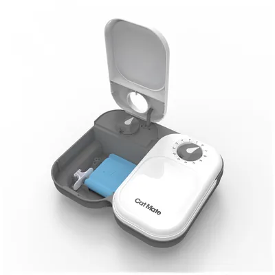 Cart Mate distribuitor automat de hrană cu temporizator, compartiment deschis pentru acumulator de răcire și hrană. Ceasul cu temporizator vizibil pe partea superioară.