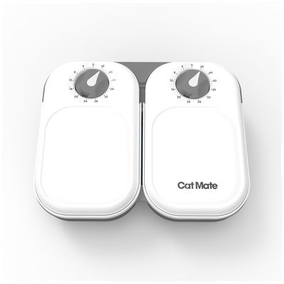 Cat Mate voerautomaat met twee vakken en mechanische timers tot 48 uur. Wit design met zichtbaar merkembleem.