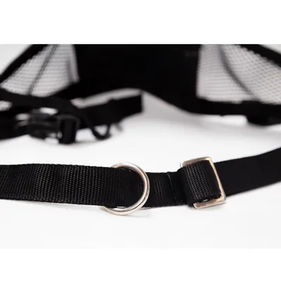Pettorina nera con cinturino in nylon regolabile, anello in metallo e fibbia. Vista dettagliata del materiale e degli elementi di fissaggio.