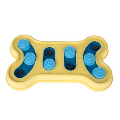 Juguete de inteligencia amarillo en forma de hueso con tapas deslizantes azules y compartimentos para golosinas.