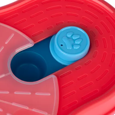 Giocattolo interattivo rosso e blu con motivo a zampa su un pulsante blu, adatto per pet.