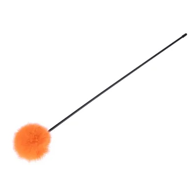 Hrací tyč s černou rukojetí a oranžovým plyšovým míčkem na konci, vhodná pro interaktivní hraní.