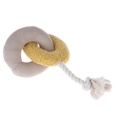 Giocattolo in tessuto e corda con due anelli intrecciati, uno beige e uno giallo, e una corda bianca con frange.