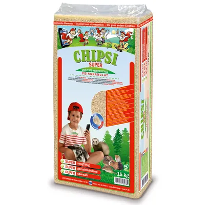 Опаковка Chipsi Super Feingranulat 15 кг, със снимки на дребни животни и текст: SUPER saugfähig, geruchsbindend, sparsam. Видими са зелени дървета и червен кант.