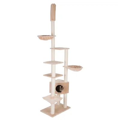 Béžový škrabadlo s několika úrovněmi, dvěma odpočívadly, jednou boudou a kočkou ve spodní boudě.