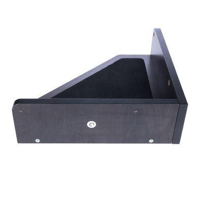 Черен дървен стенен рафт с наклонена лежаща повърхност и монтажни отвори, подходящ за монтаж.