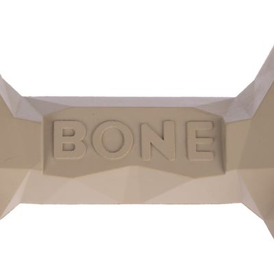 Beige hundelegetøj i benform med teksten 'BONE'.