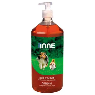 Fles met pomp, merk INNE, HUILE DE SAUMON, SALMON OIL. Voor honden en katten, alle rassen, alle leeftijden. Tekst deels in Frans en Engels zichtbaar op het etiket.