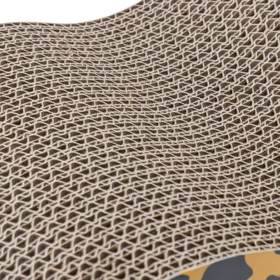 Närbild av wellpappstruktur, brun med synligt mönster. Nedre kanten visar ett gult och grått kamouflagemönster.