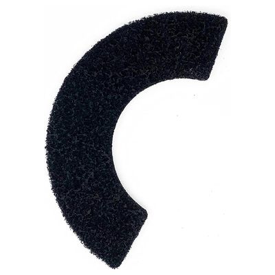 Schwarzes, halbkreisförmiges Ersatzteil aus rauem Material, möglicherweise für Kratzbäume oder ähnliche Produkte.