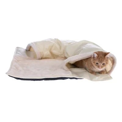 Beige knuffelgrot met zachte binnenvoering, geschikt voor kleine huisdieren. Toont een kat die uit de grot kijkt.