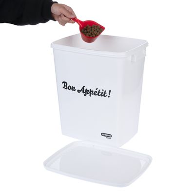 Hvid foderboks med teksten 'Bon Appétit!' og zooplus basics-logo. Rød skovl med tørfoder hældes i, aftageligt låg synligt.