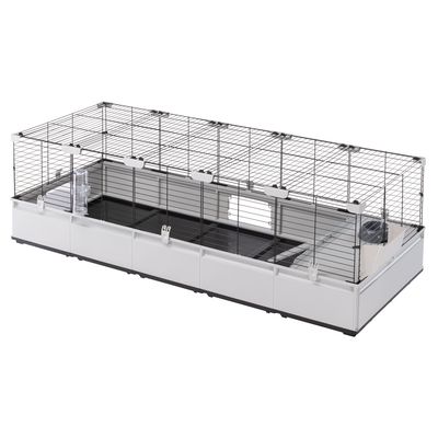 Cage pour rongeurs avec structure en métal et base en plastique, équipée d’un biberon transparent et d’une maisonnette intérieure visible.