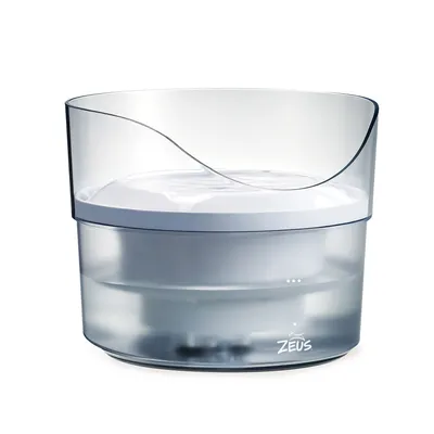 Zeus Trinkbrunnen aus transparentem Kunststoff mit weissem Deckel, geeignet für kontinuierliche Wasserzufuhr. Zeus Trinkbrunnen aus transparentem Kunststoff mit weissem Deckel, geeignet für kontinuierliche Wasserzufuhr.