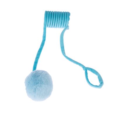 Zabawka z jasnoniebieskiego materiału z puszystą piłką i elastyczną taśmą.