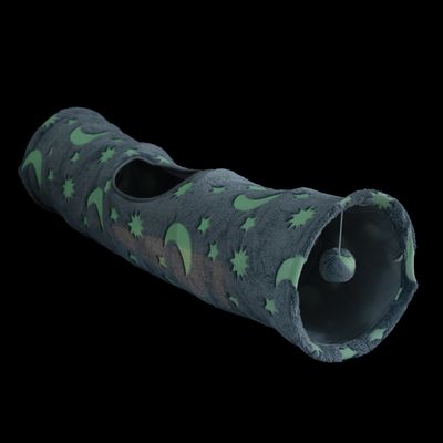 Grå lektunnel med grönt mån- och stjärnmönster, öppning i mitten och hängande boll vid ingången.