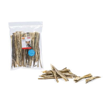 Påse med torkat torskeskinn och lösa torskeskinnsremsor bredvid. Produktnamnet 'Cod Skin' synligt på förpackningen.