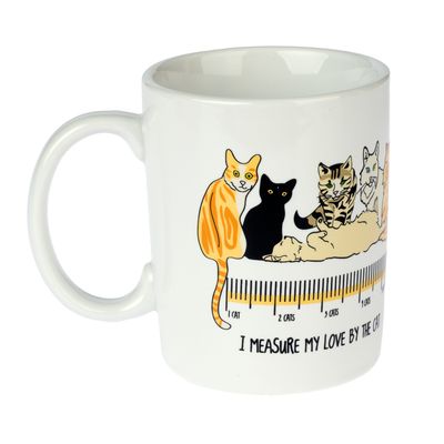 Tazza bianca con illustrazioni di gatti e testo 'I measure my love by the cat'. Scala mostra il numero di gatti da 1 a 4.
