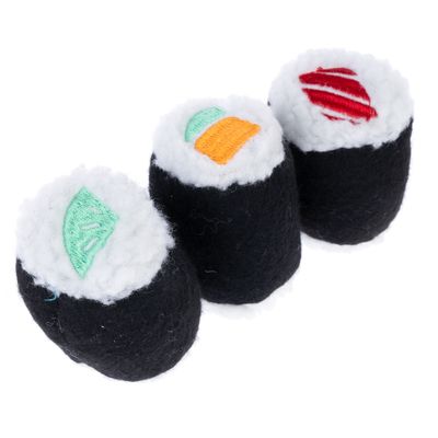 Drie speeltjes in sushi-vorm van zwarte en witte stof met gekleurde borduursels: groen, oranje en rood.