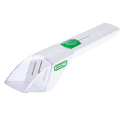 Dispositivo bianco con pulsante verde e marchio zooplus, parte anteriore trasparente con due punte metalliche visibili. Dispositivo bianco con pulsante verde e marchio zooplus, parte anteriore trasparente con due punte metalliche visibili.