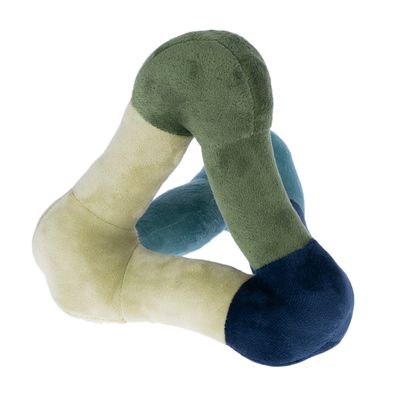 Jucărie moale pentru câini în formă triunghiulară, din material textil în nuanțe de verde, albastru și bej.