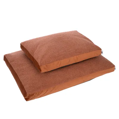 Deux coussins rectangulaires pour animaux, tissu marron, posés l’un sur l’autre. Étiquette visible sur le côté. Aucun autre élément ou texte apparent.