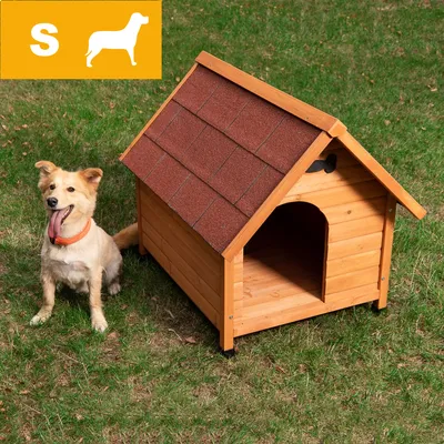 Hundehus i træ med brunt tag, størrelse S vist øverst til venstre. En lille hund med orange halsbånd sidder ved siden af huset på græsplæne.