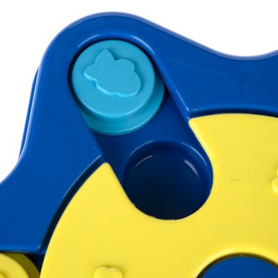 Spielzeug aus Kunststoff in Blau und Gelb mit drehbaren Elementen und einem blauen Knopf mit Wolkenmotiv.