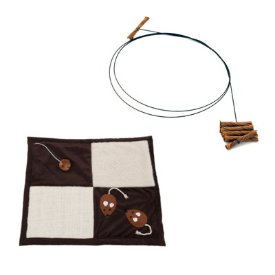 Spielmatte mit verschiedenen Stoffflächen, zwei angenähten Mäusen und Ball, dazu Spielangel mit Holzgriff und Bündel. Rotes Prozentzeichen für Rabattaktion.