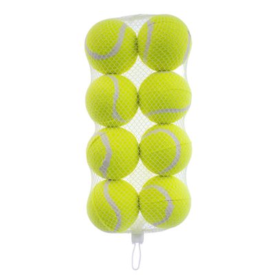 Acht gele tennisballen met witte strepen in een netzak, geschikt voor spel of training.