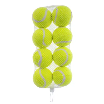 Åtta gula tennisbollar med vita ränder i ett nätpåse, lämpliga för lek eller träning.